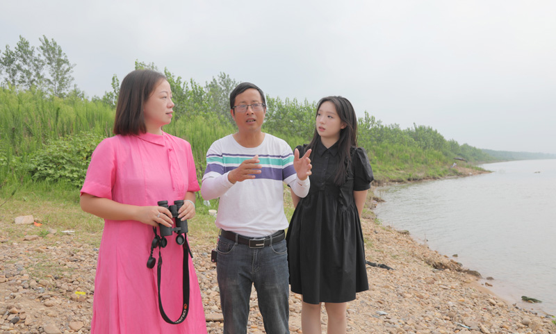 志愿者徐建利（中）向王瓊介紹當地水域江豚出沒情況。h49a1755.jpg